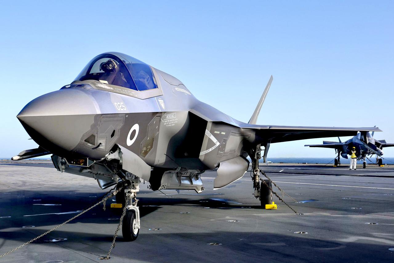英航母“威尔士亲王”号重返亚太再“翻车”，舰载机F-35B战机迫降日本机场。
