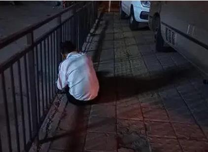 “这个警官火了！”宁波男子向工友借的3.2万的看病钱被偷。深夜，男子蹲在路边掩面