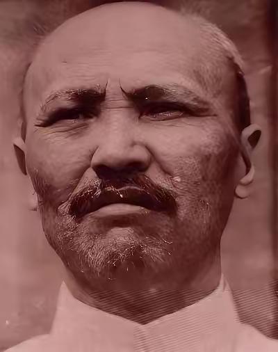 1947年，汤阴城刚破，肖永银就逮住了想扮和尚溜号的孙殿英。

刘伯承急电秒到：
