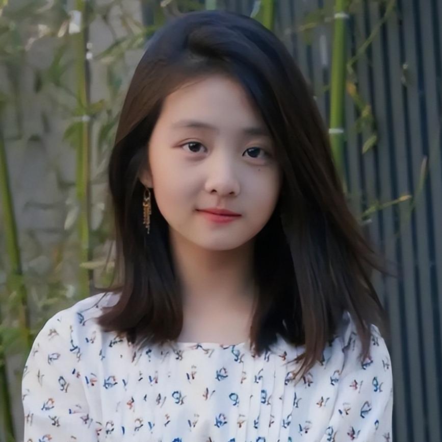 看了黄磊女儿黄多多走红毯的照片，跟她小时候一点都不像了，简直对不上号。黄多多小时