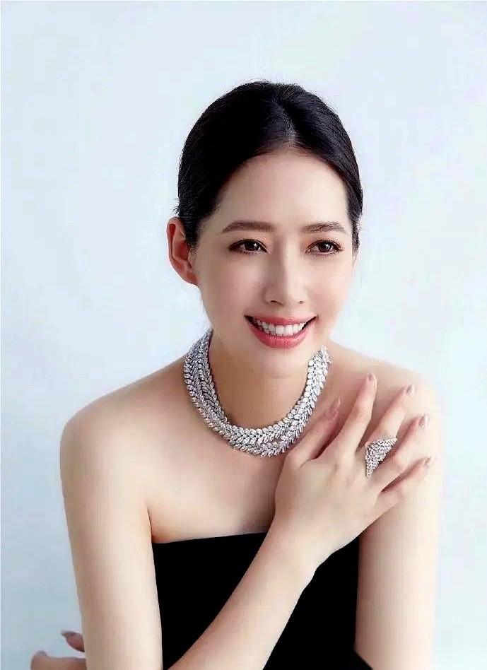 向华强当众撂过一句话，说向佐和郭碧婷的珠宝，以后全留给孙子孙女。
大家听着，以为
