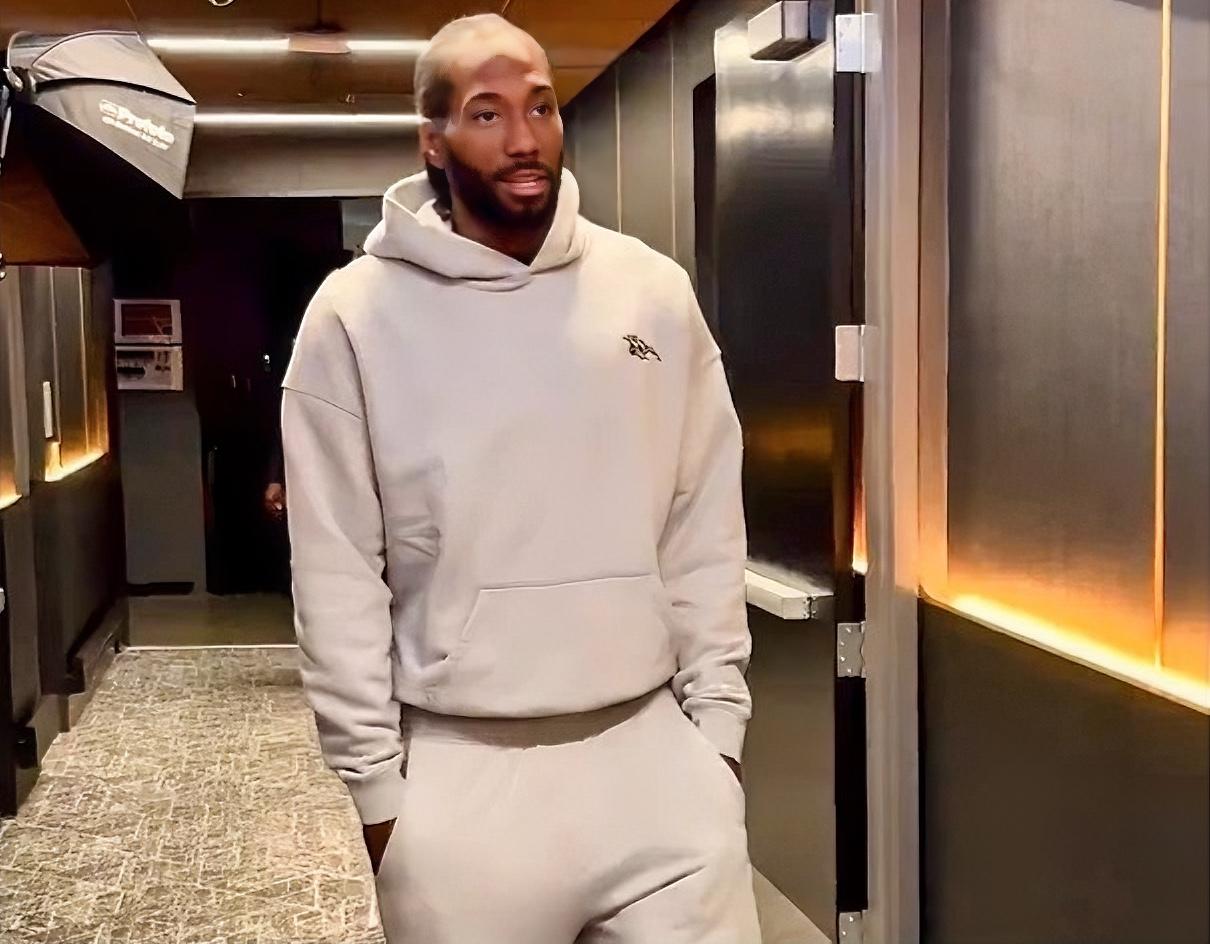 杜兰特：三弟，听说这小卡要复出？？？
哈登：没到上场那一刻我也不确定呢！！！
杜