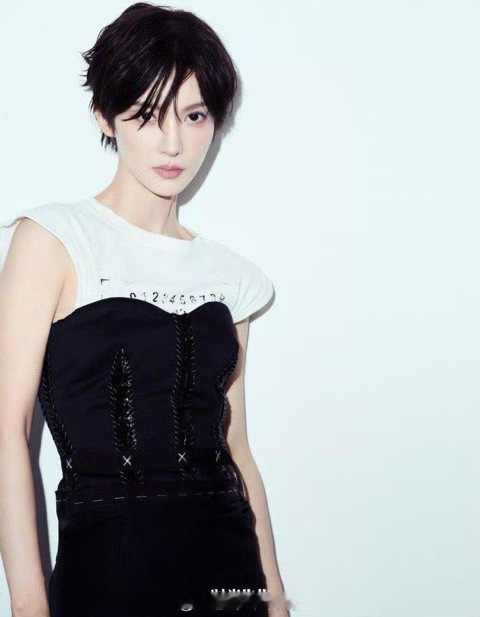 被金晨的短发造型惊艳到了！微分碎盖凸显精致五官，淡妆更显高级质感。她透过镜头传递