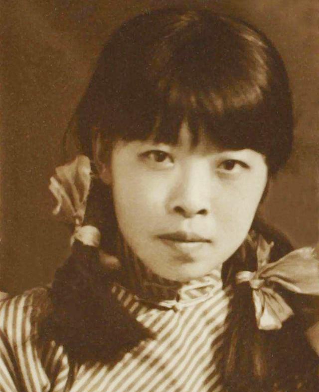 1942年，31岁的萧红因病去世。她死前感情泛滥，当着丈夫的面，竟和其他男人暧昧