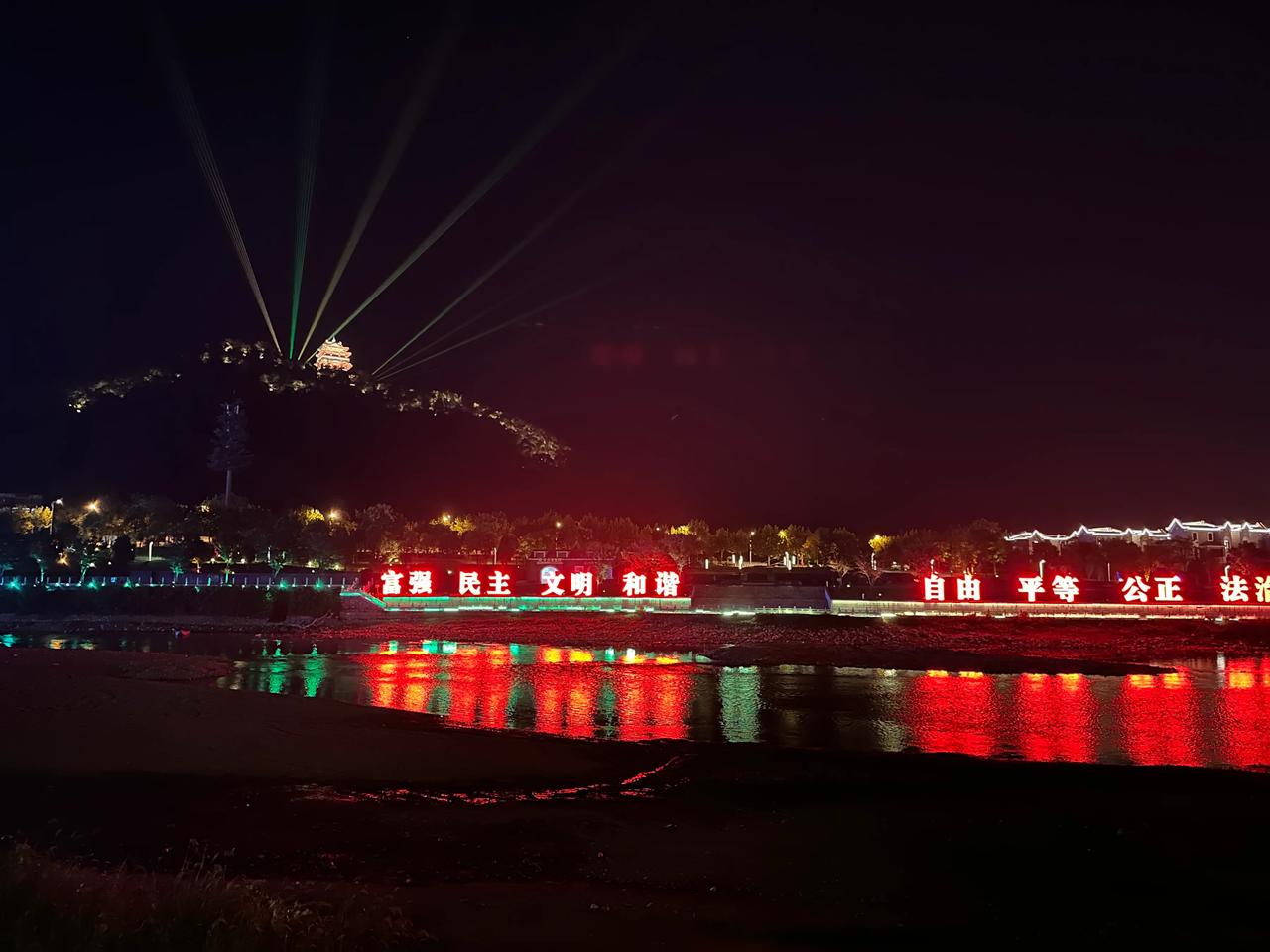 上午冒雨去超市给年迈的父母买了一些蔬菜，买好菜直接去了父母家给他们做两个菜，这样