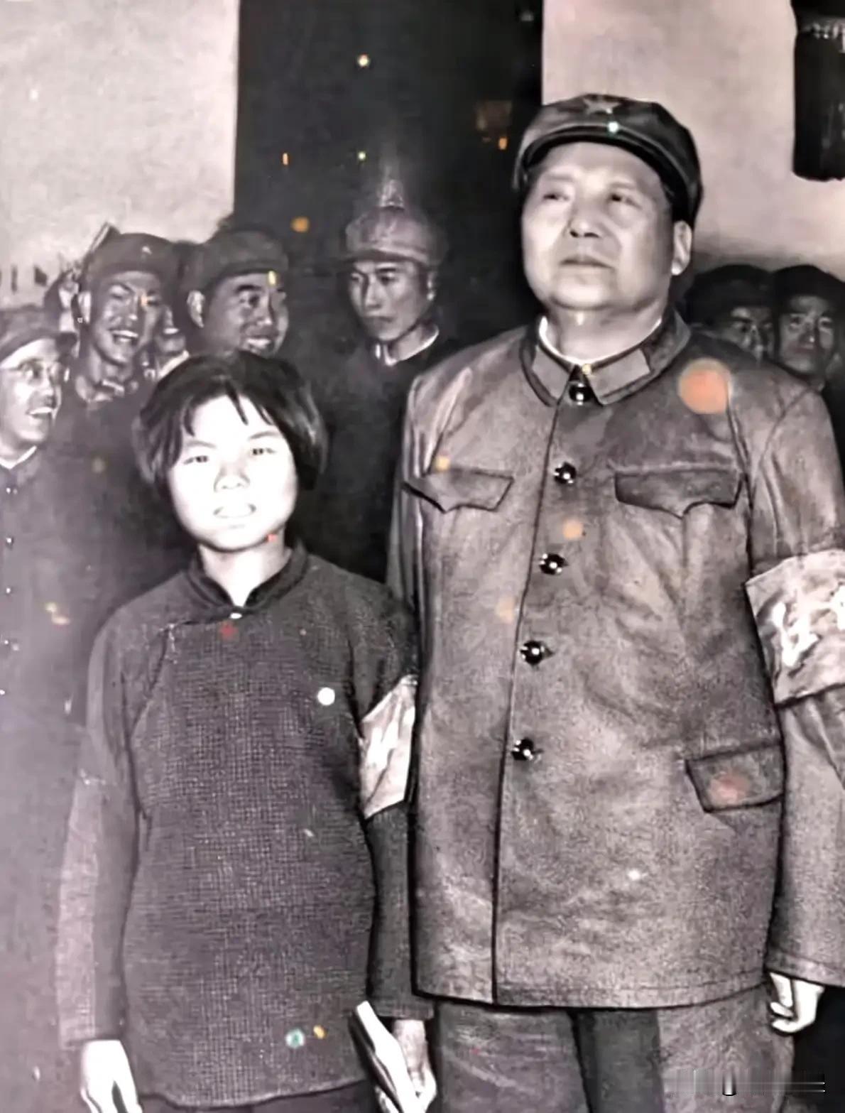 1966年的天安门城楼上，站在毛主席身边的小女孩是谁？