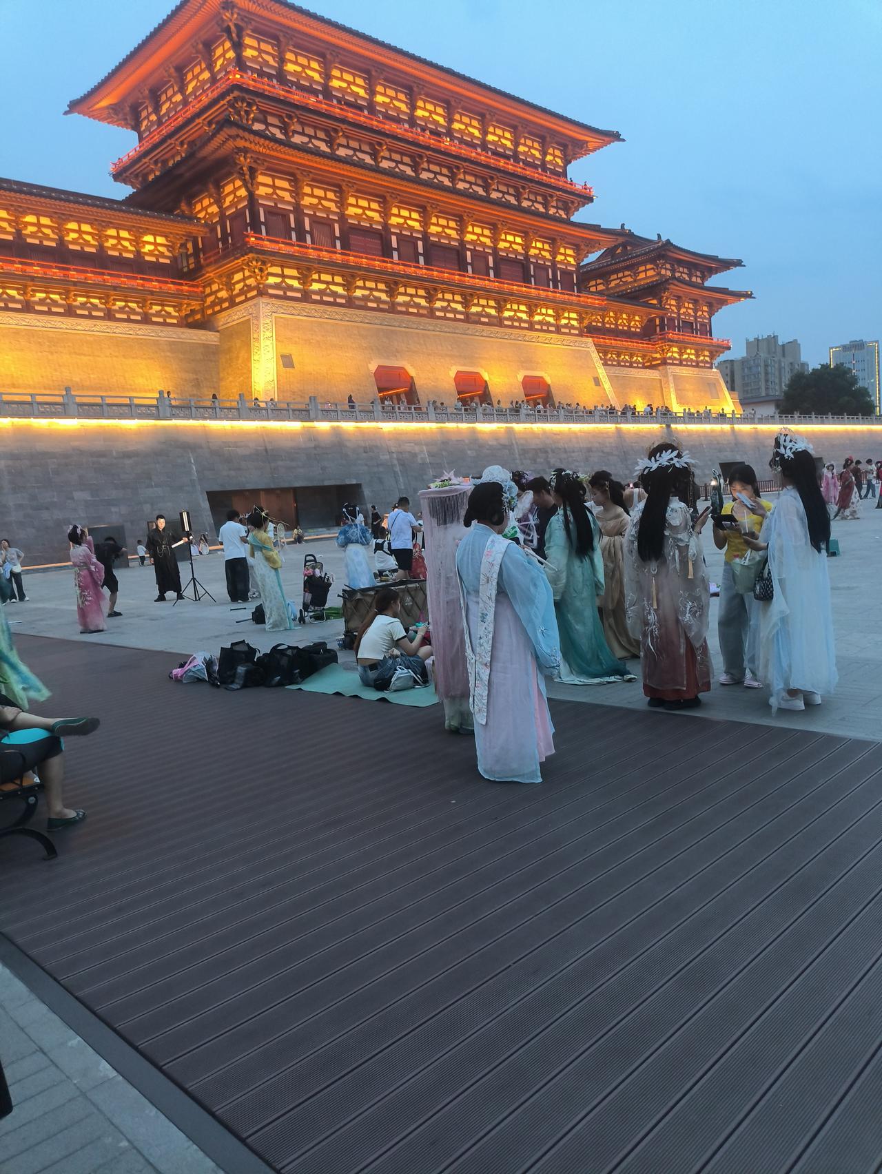 洛阳应天门北广场，夏天傍晚多媒体世界
