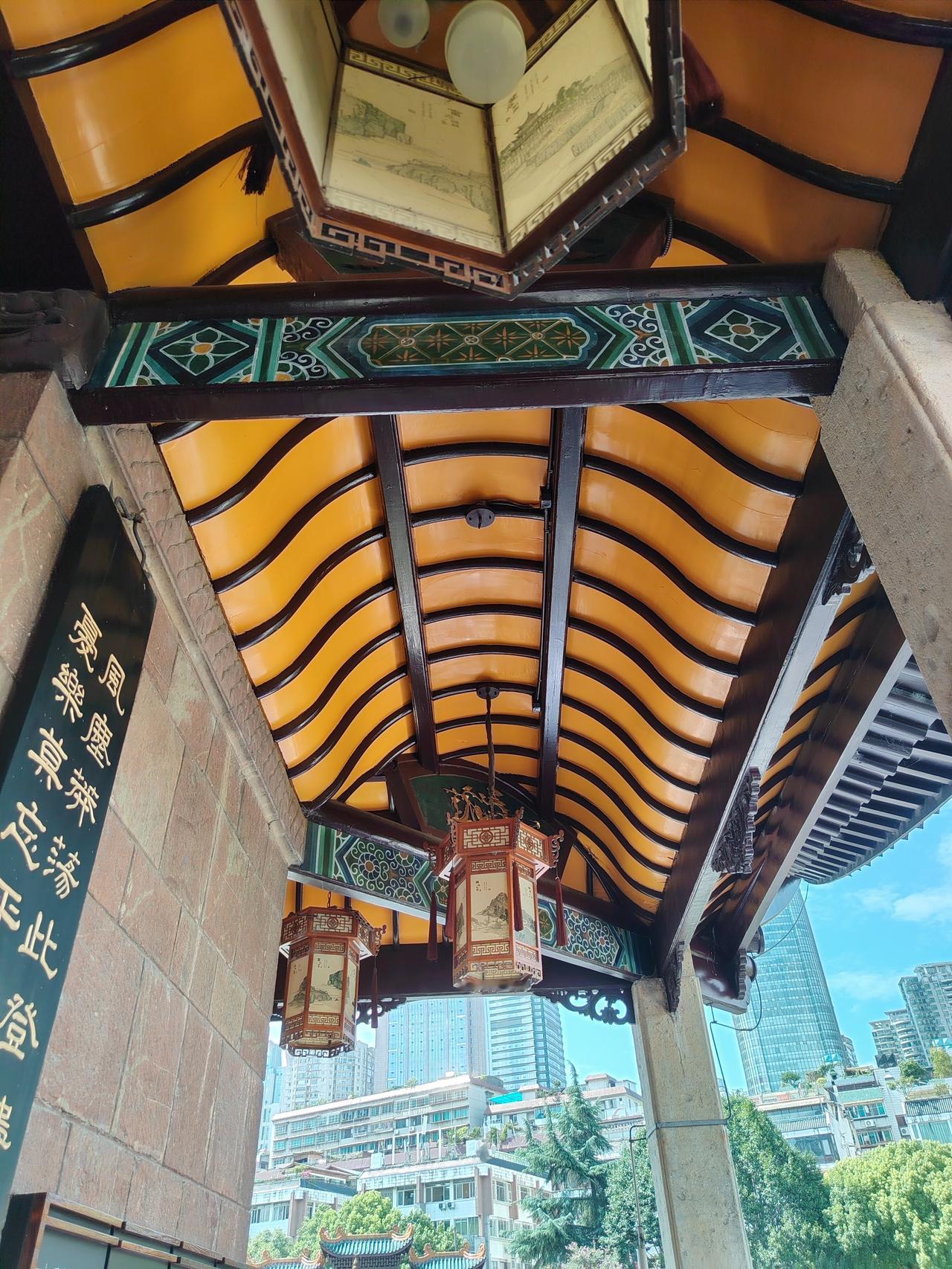 咬定青山不放松，立根原在破岩中。
千磨万击还坚劲，任尔东西南北风。

美好祝福：