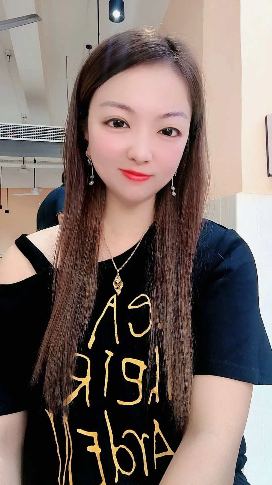 生活里最美的模样大概就是脸上带笑，心里有光，眼里藏着风景，愿你抬头望见...