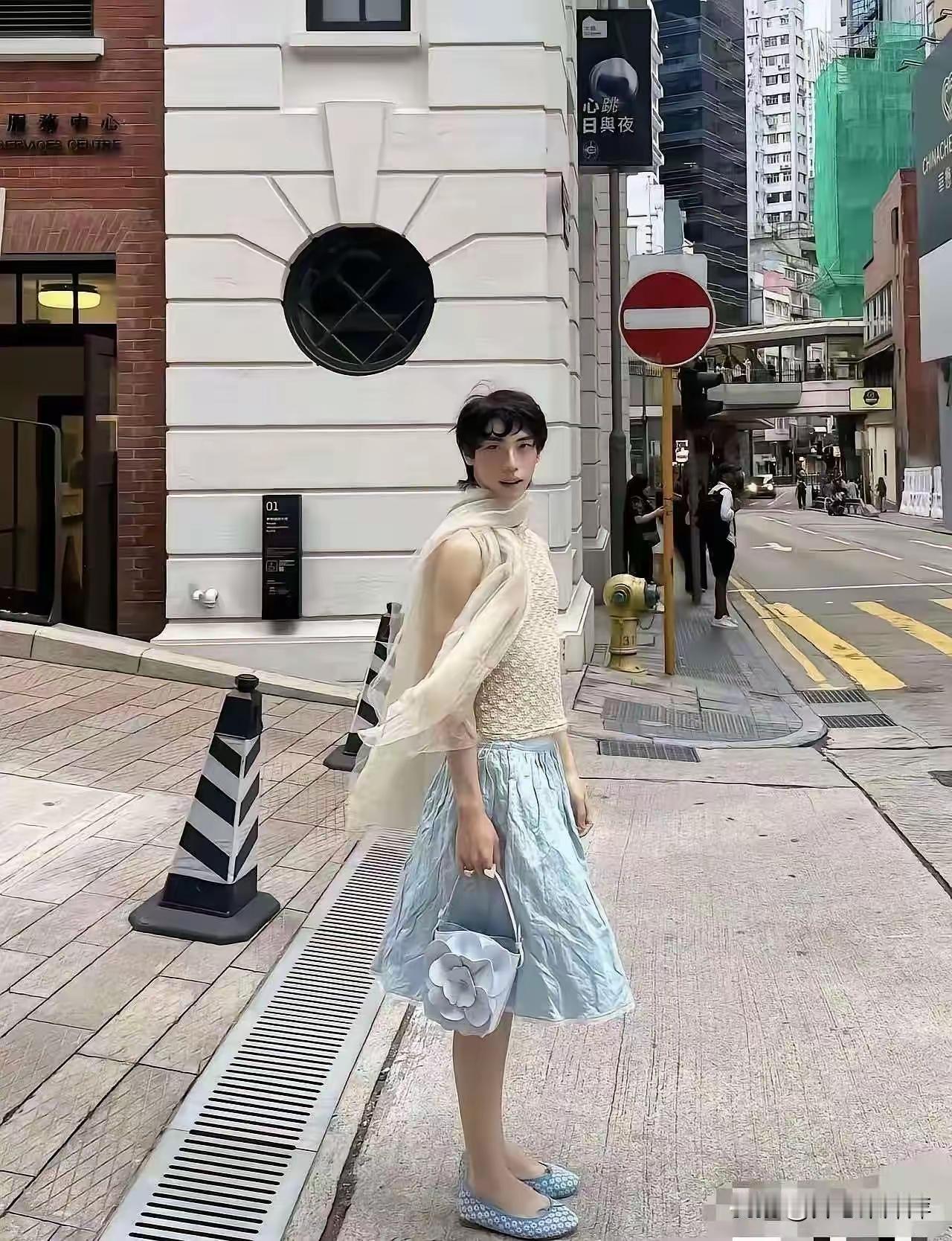 真是扎心！庾恩利一露面，就被揪着父母离婚说事，说破碎家庭养不出正常孩子。
 
不