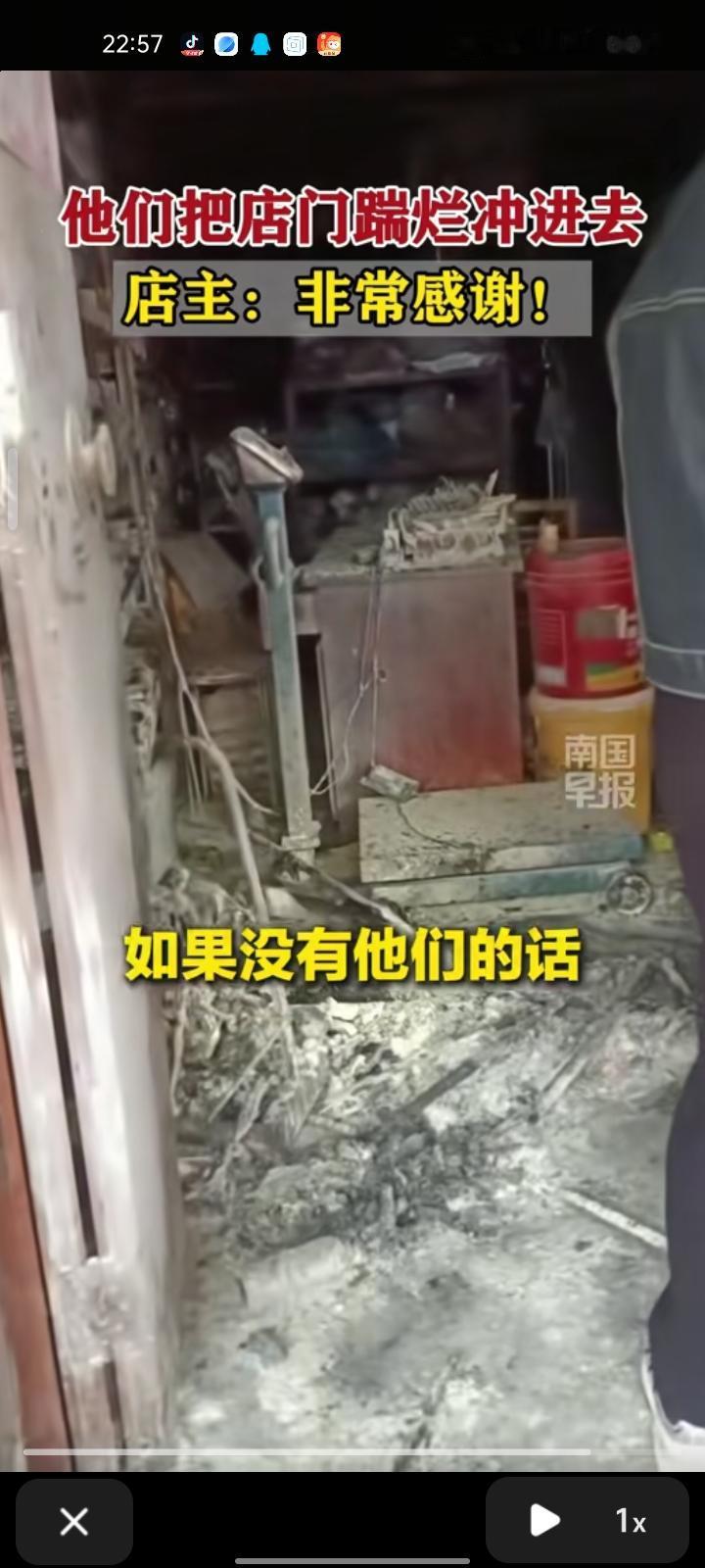 10月23日，柳州市鹿寨县。一家五金店起火但店门金锁，危急时刻，几位男子踹开店门