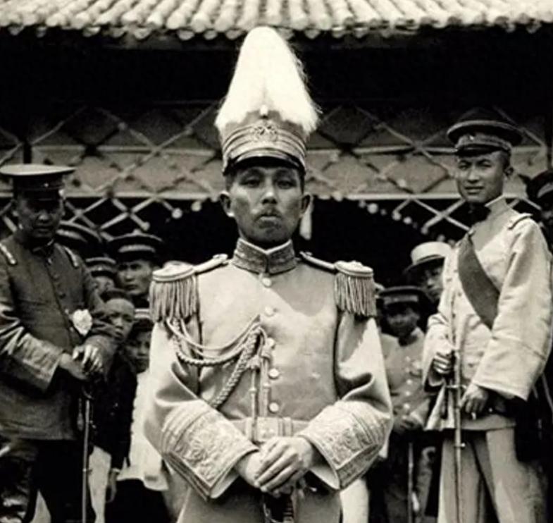 1974年，90岁的杨森娶了17岁的张灵凤，新婚之夜，张灵凤不甘地问道：“你一生
