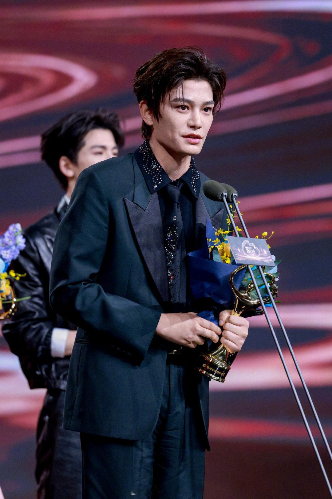 微博之夜内场丁禹兮领奖生图，我的妈呀…… 