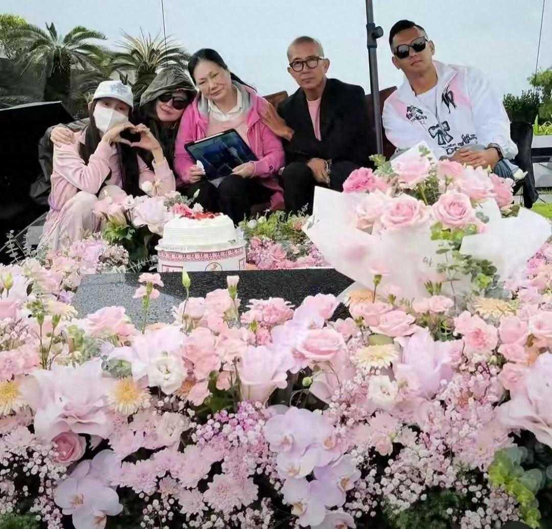 大S五十岁冥诞墓前庆生，具俊晔搂小S引网友热议
大S50岁冥诞之际，亲友齐聚墓园