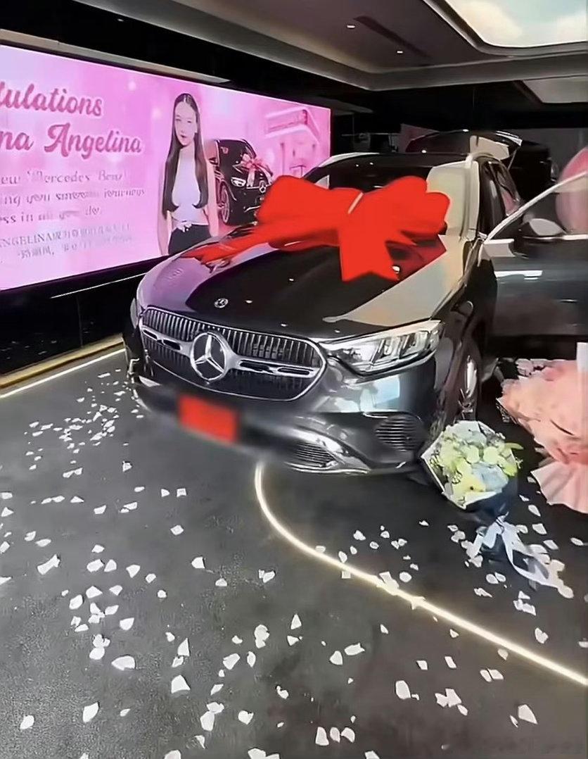 我滴妈呀这个排场真大刷到中国女人追泰国明星送黄金送车，这排面我只能做做梦，还真有
