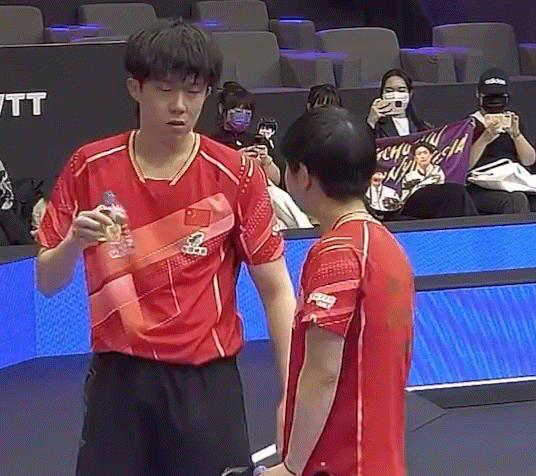 我觉得孙颖莎脾气已经很好了，太有素质了，搭档非要在打乒乓球的时候跳Krump，谁