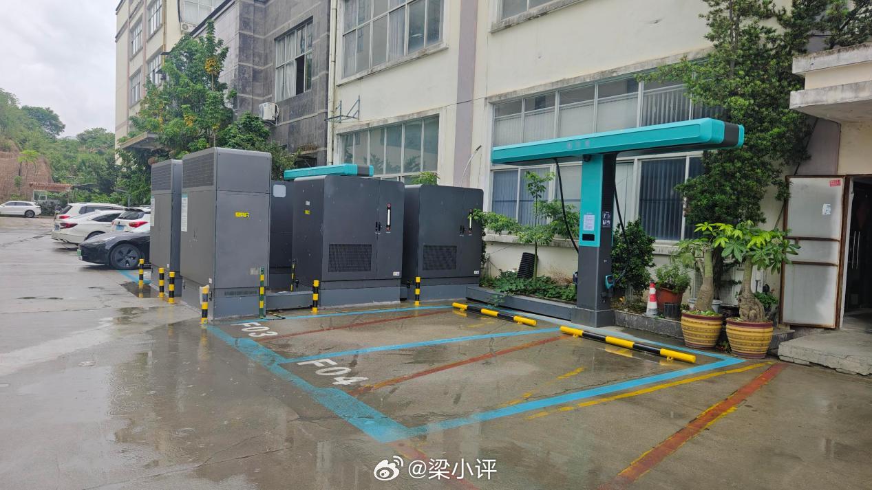 高速服务区充电排队？比亚迪把闪充站建到了收费站出口你们有没有遇到过这种情况：开电
