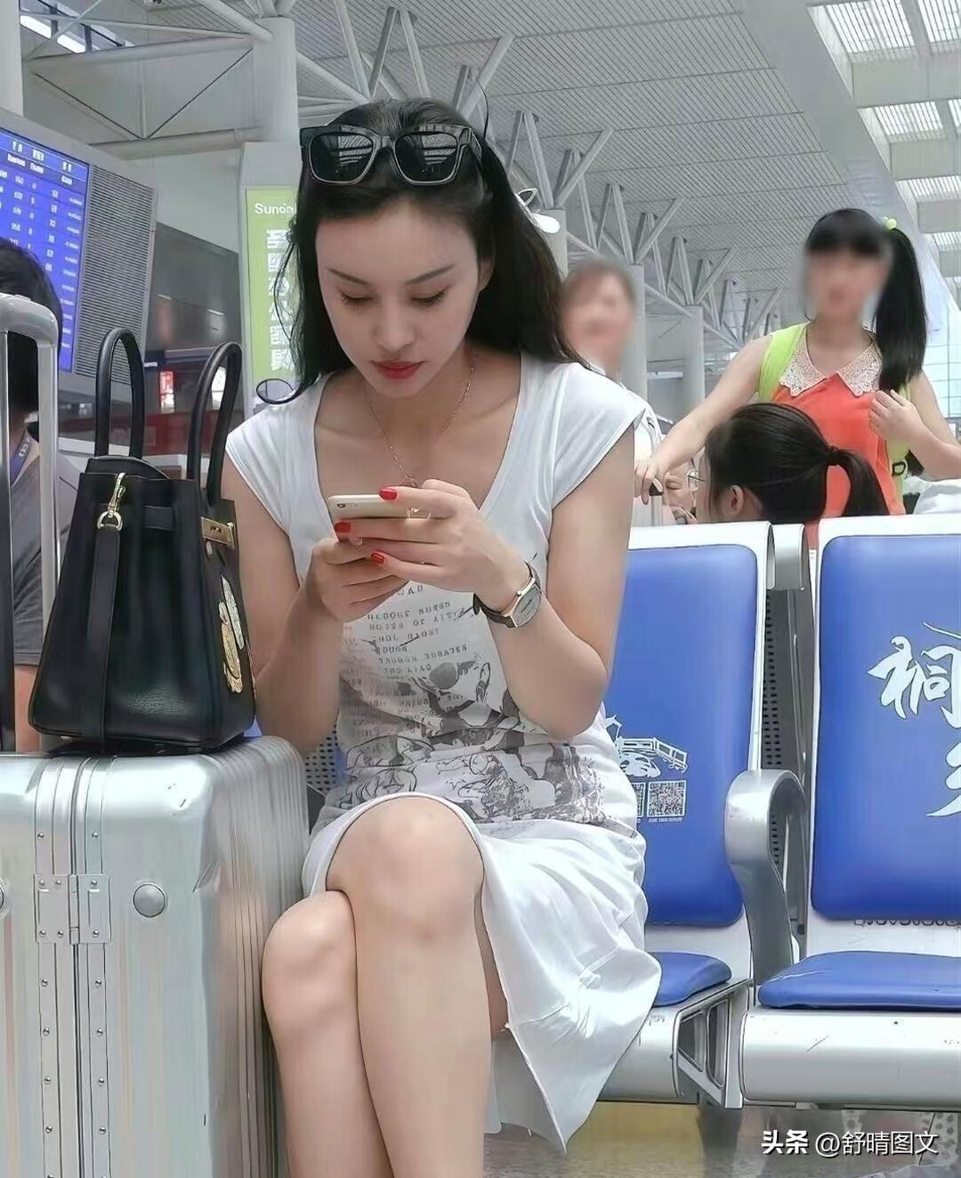 机场偶遇一位漂亮姑娘，
身穿白色连衣裙装。
皮肤白皙身材也很棒。
头戴墨镜好时尚