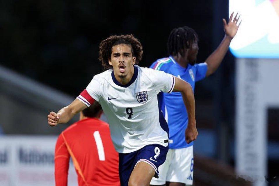 丹恩斯为英格兰 U20 队进球他是这场比赛的队长，不过球队以 2-1 输给了意大