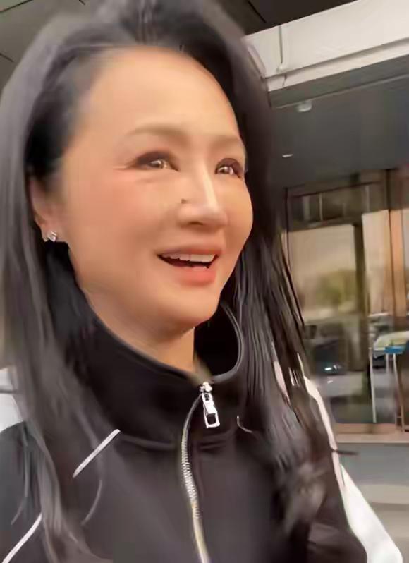 曹颖这状态，给中年女性提了个醒！
当年曹颖多厉害啊，主持演戏都能打，事业正好时却
