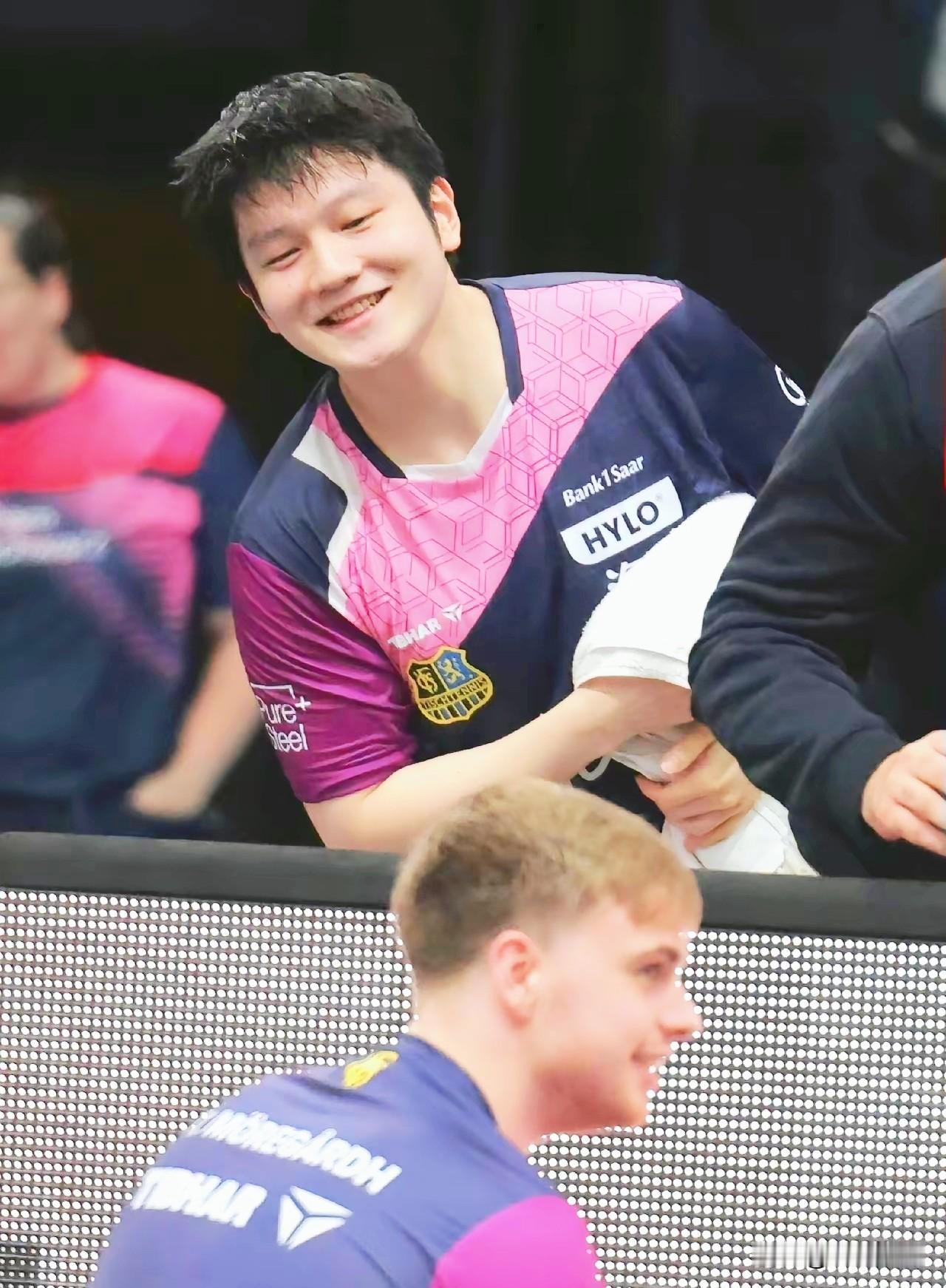 这个视角，看东哥和小莫的互动，
简直太放松了！

这场球，
萨尔布吕肯稳晋级，