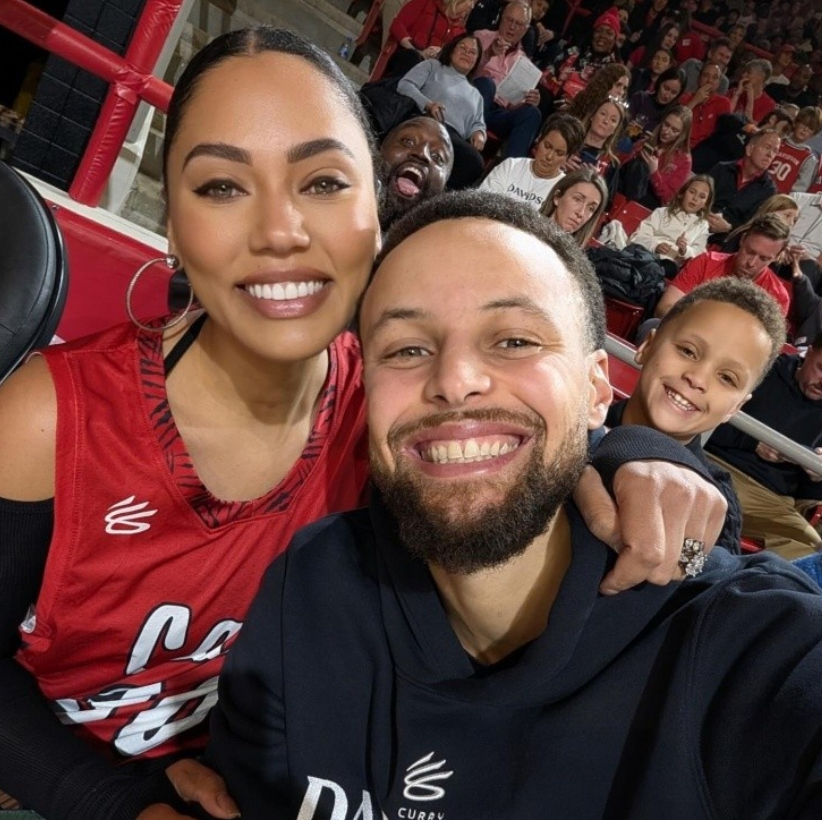 近日库嫂阿耶莎和库里参加了播客节目“IMO with Michelle Obam