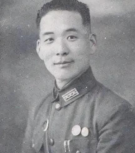 1948年12月1日，胡琏乘坐一架小飞机降落在双堆集，杨伯涛激动的说：“胡老头来