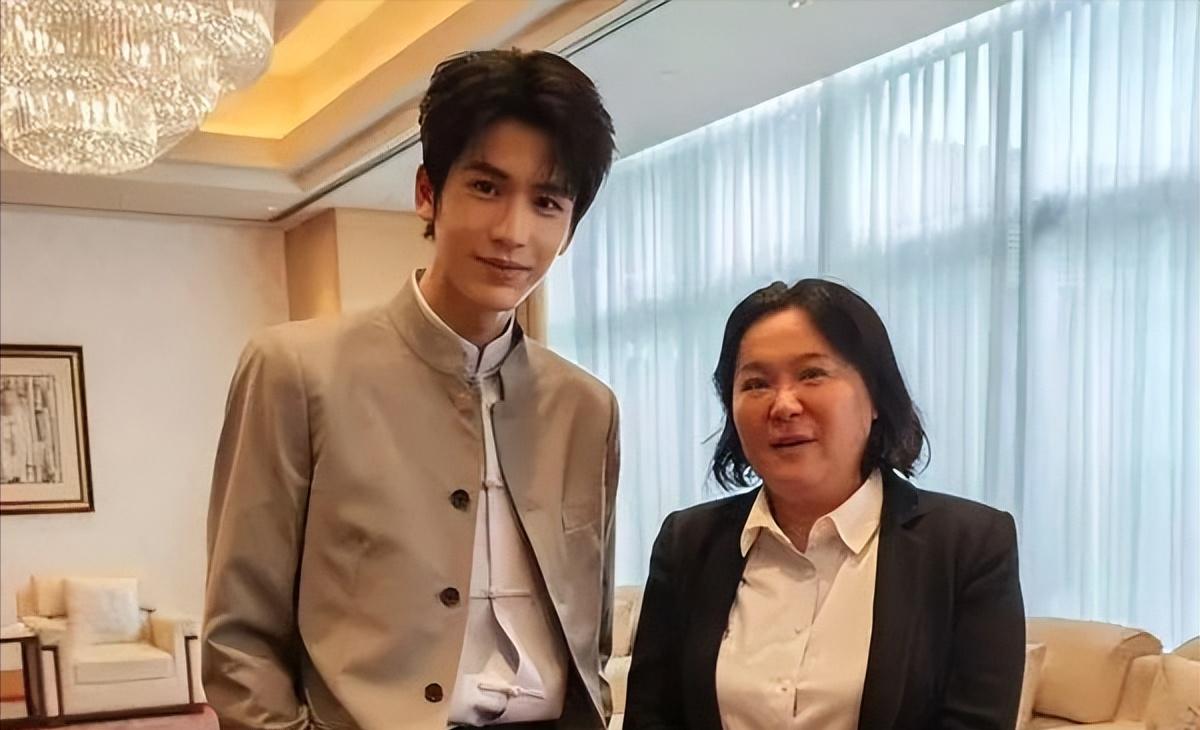 演员张凌赫在海峡论坛上发言，强调两岸同根同源，随即遭到台湾绿营团体"青鸟"攻击，