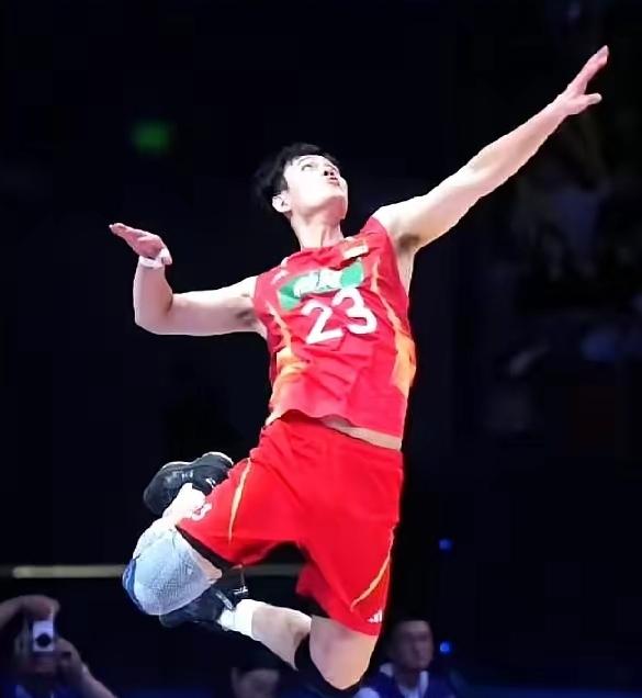 王滨在张景胤缺席的情况下顶起了中国男排的王攻位置，去年他还是被苟病得最多的一个球