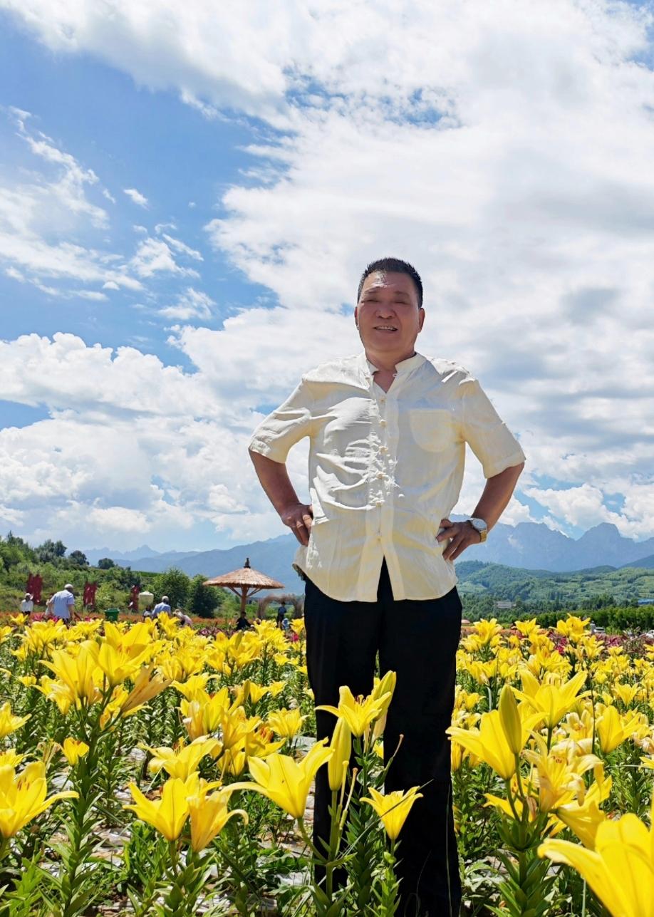 第一重是历史惯性，几百年殖民史里，他们习惯了用“文明vs落后”的滤镜看东方，骨子