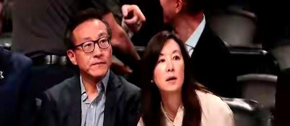曾凡博没打满12分钟，但他的合同说话了。
不是闹，不是哭，是拿纸面条款，跟NBA