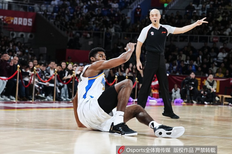 记者：上海半场弄清了自己的优势收下比赛 北京进攻套路还需增加