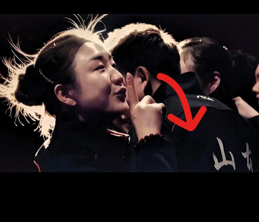 山东女乒拼到最后拿了团体冠军，
现场居然还满是“河北队”的喊声！

陈梦笑着比出