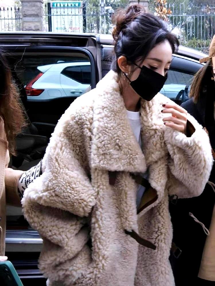 “杨幂机场生图绝迹”冲热搜，网友：姐把镜头玩明白了！
 

奶茶色毛毛外套+绿球