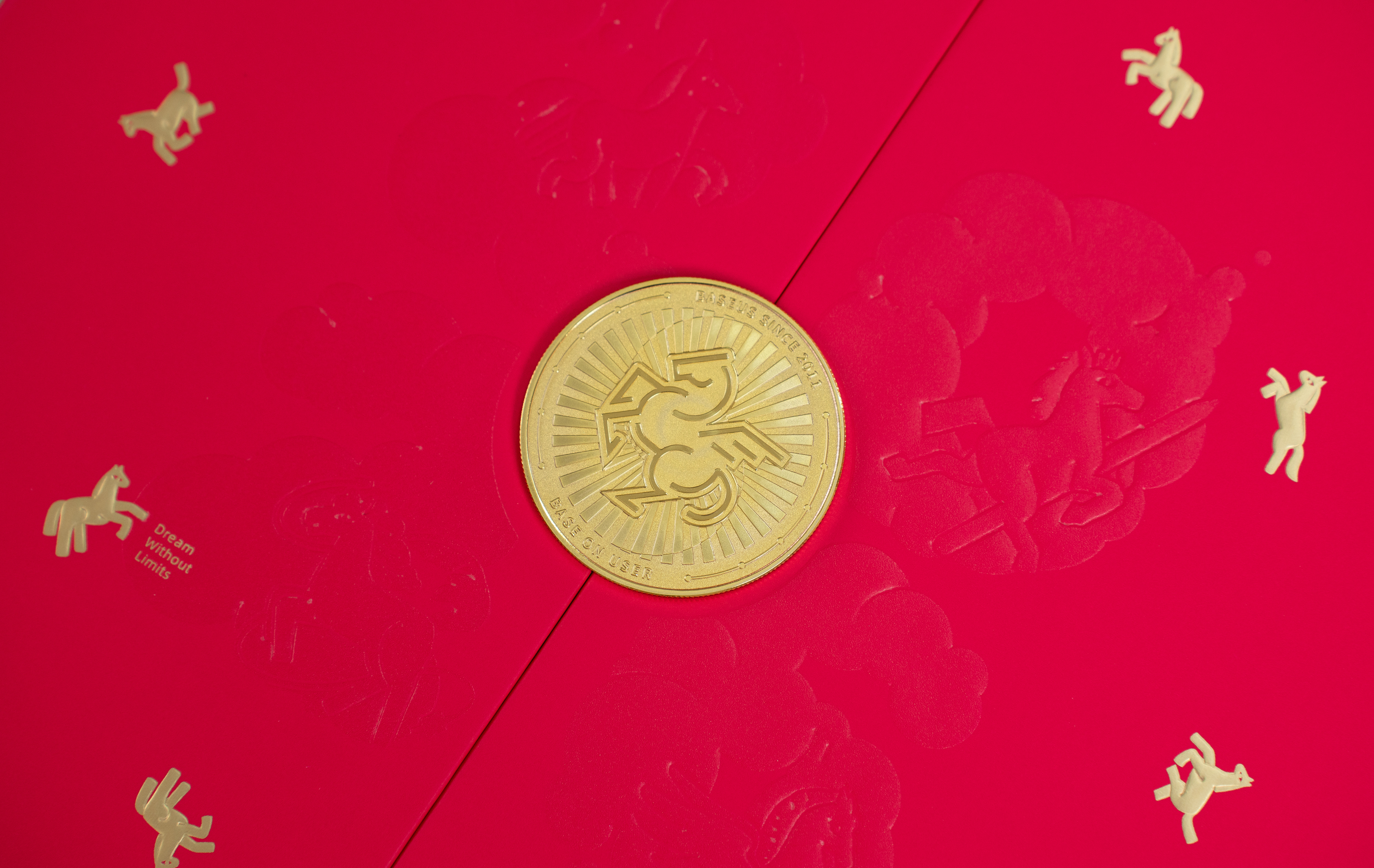 倍思2026新春梦想礼盒超有意思的，一打开就是超精致旋转木马，把配套小金币投进去