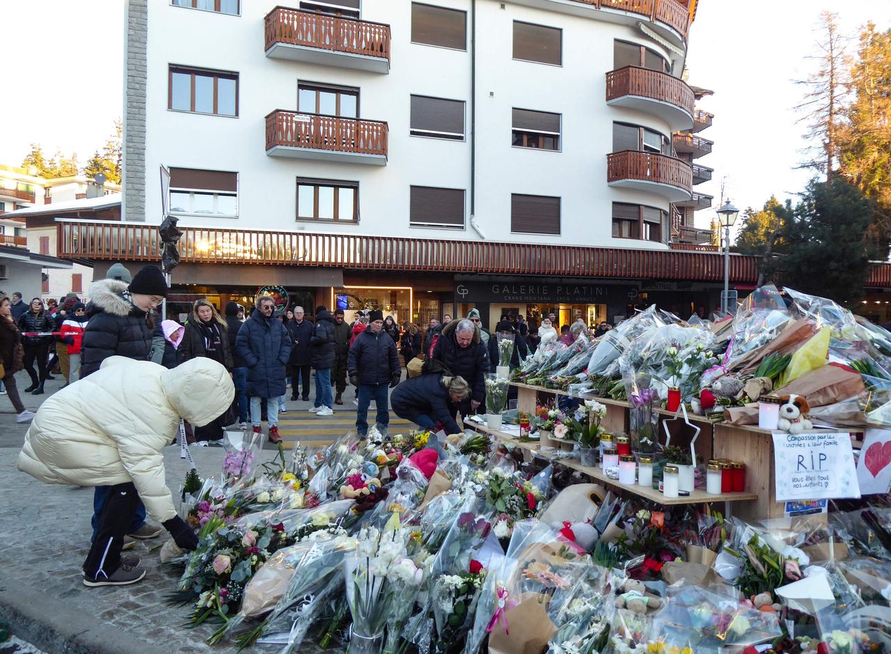 揪心！瑞士酒吧大火40人遇难 半数是孩子
 
1月4日瑞士警方证实，新年夜滑雪胜