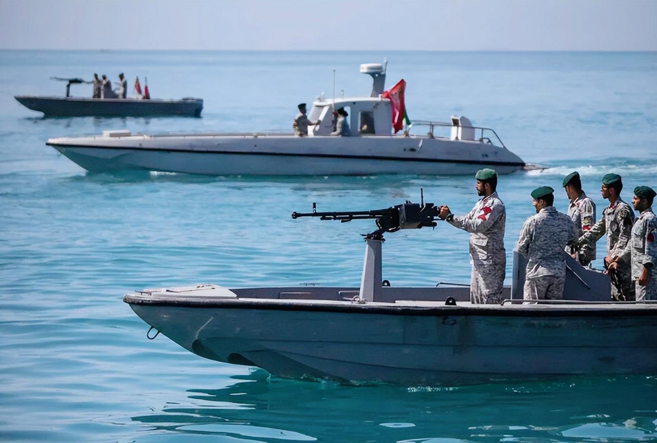 伊朗直接硬刚，不仅把美以相关船只按在海峡里打，还撂下狠话，想过海峡，先拿我的许可