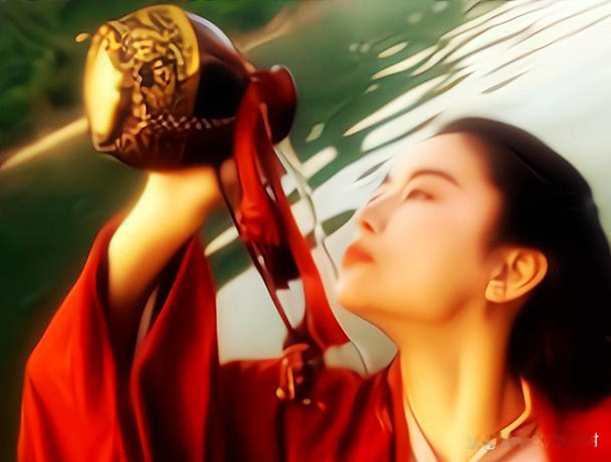 纵观华语女星，大多美人困在「女性柔美」单一框架里，要么温婉娇美、要么明艳妩媚、要
