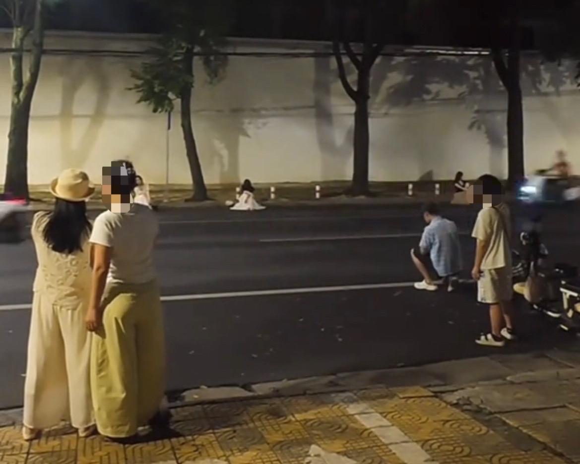 【玉林城区某道路上深夜还有人在拍照】

近日，有多名市民爆料称：玉林市城区某道路
