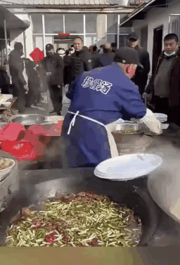 大锅饭很难做出精美的味道，大爷盛出鱼来，顿觉索然无味，引不起强烈的食欲。