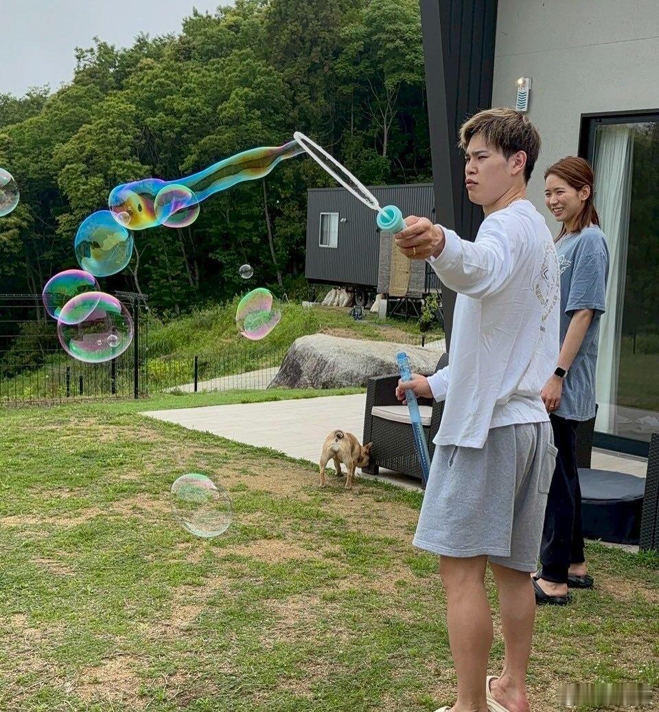 古贺纱理那[超话]西田有志两口子去参加朋友的婚礼，西田有志和古贺纱理那果然是姐弟