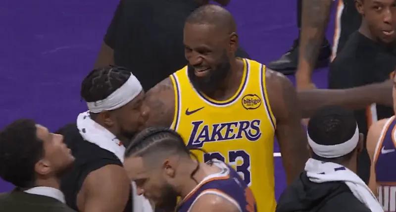 干啥呢！詹姆斯进攻时与太阳替补嘻嘻哈哈，雷迪克呼喊无回应，无奈叫出暂停！

这是