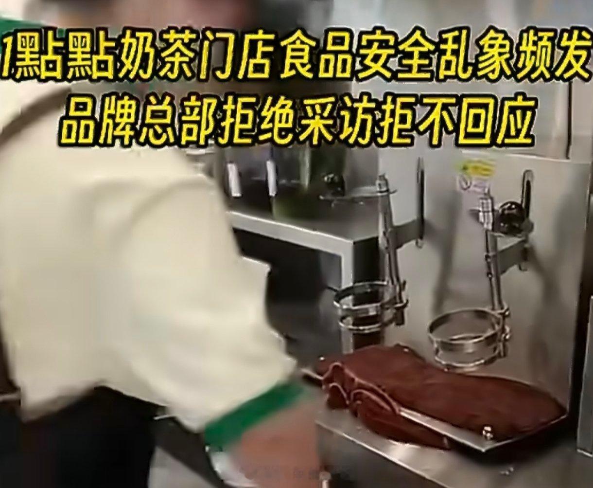 1点点员工徒手制作饮品这不是什么“手工感”或“烟火气”，而是赤裸裸的卫生失守。奶