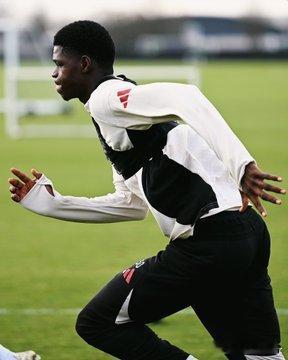 麦康纳尔和在提前结束与阿贾克斯的租借期后，首次回归训练！冬窗新引进的恩迪亚耶首次