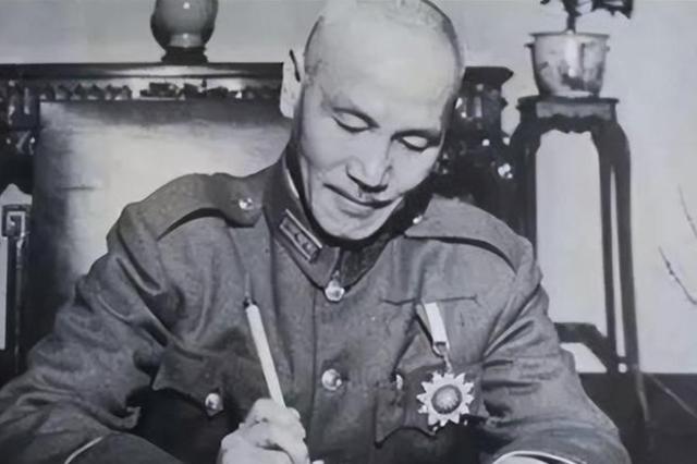 1930年，蒋介石坐专列去前线视察，却被西北军包围，危急时刻，一个团长率部赶来救