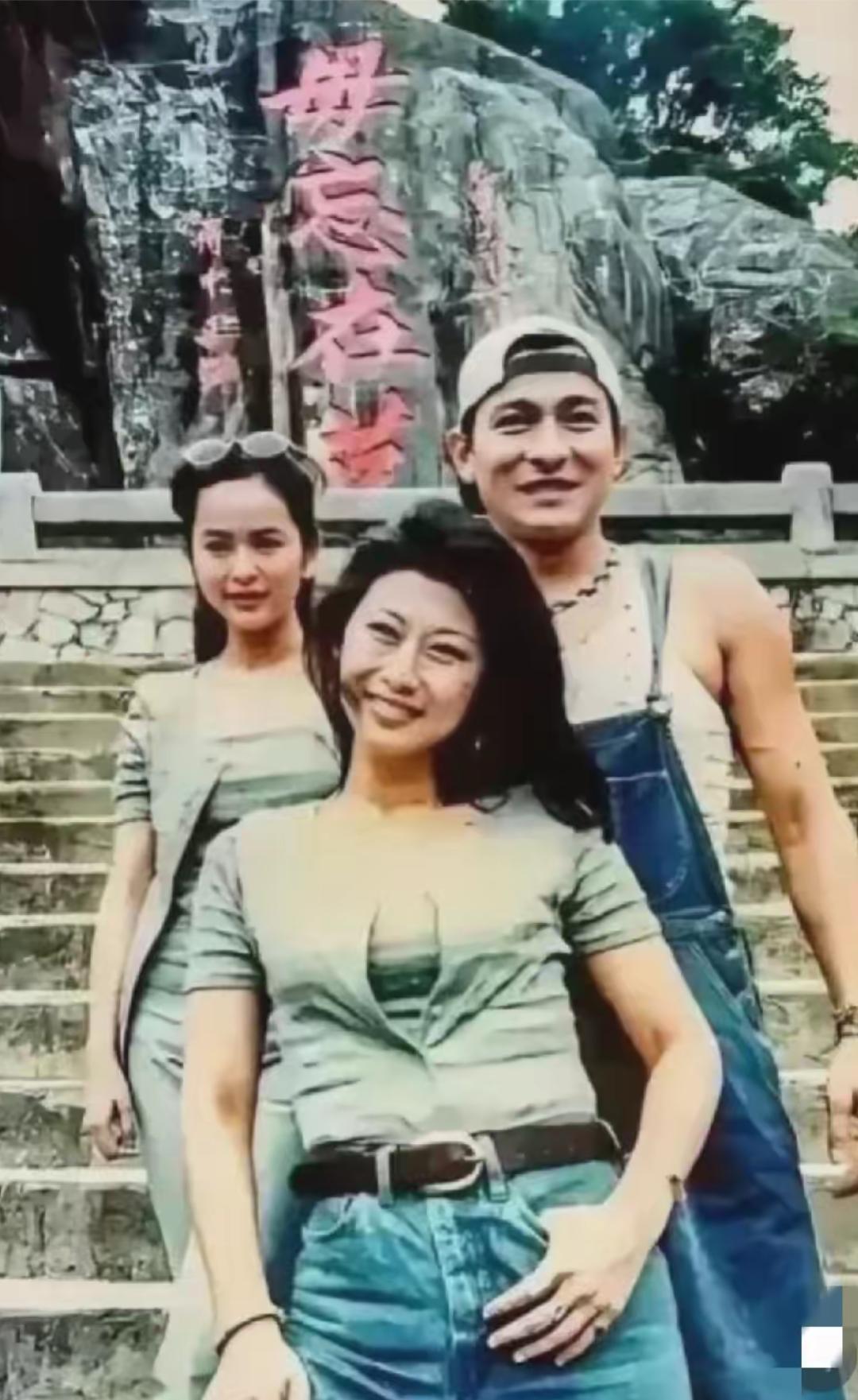 这是一张30年前照片，在这张照片中，一眼认出就是刘德华，可是这两位美女，看了好久