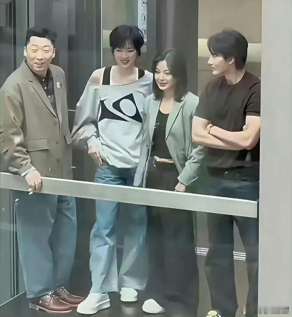 华为的二公主姚安娜不得不说，这身材和颜值还是挺高的！ 