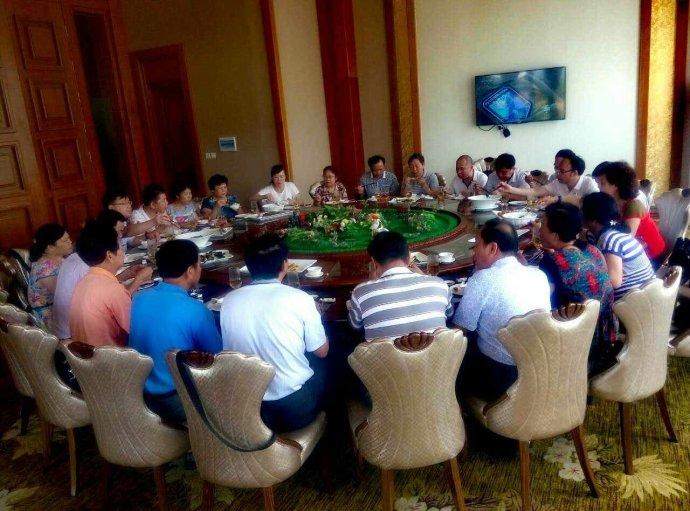 有个同学初中毕业后没考上，他爸爸当时在镇里上班，就安排在镇里干临时工，后来一步一