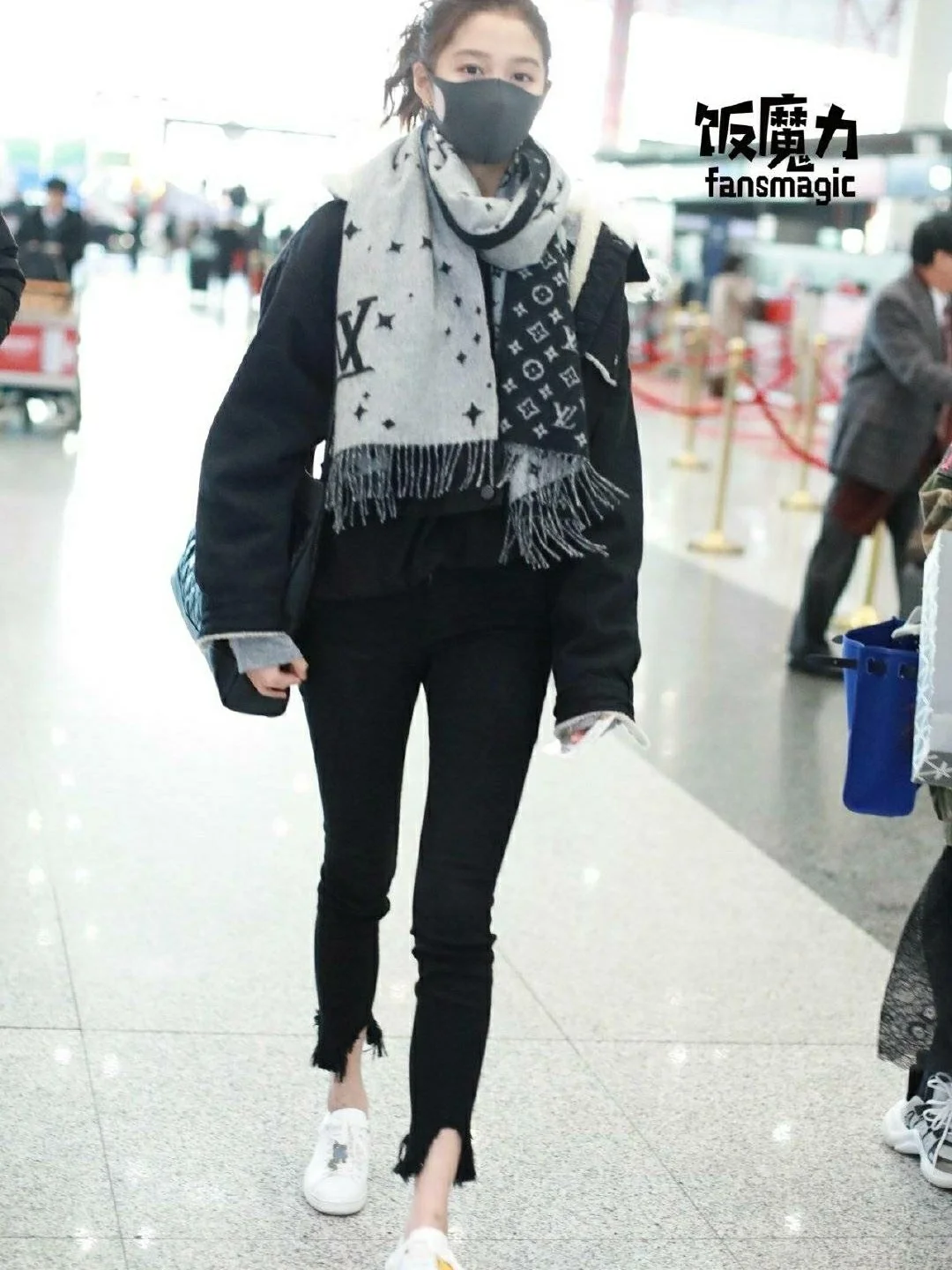 关晓彤昨日现身北京机场 一身All Black Look 显得又高又瘦...