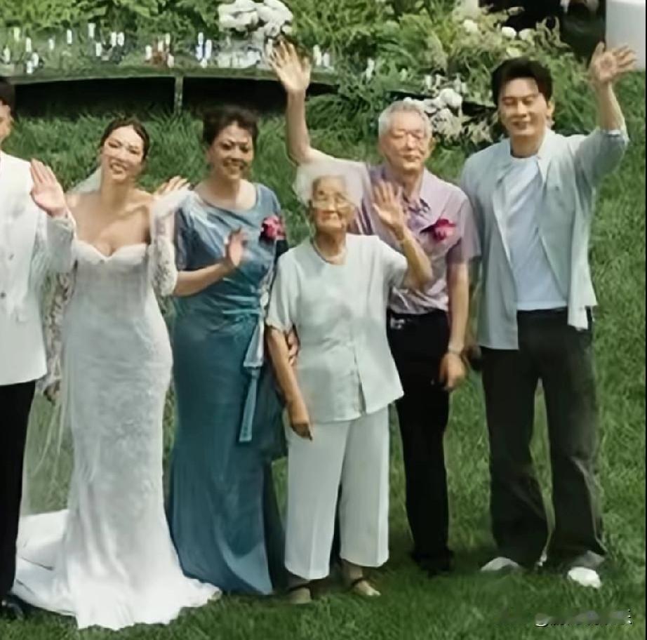 炸裂惊喜！47岁李晨豪送嫁妆，全家罕见同框太抢眼
 
47岁李晨近日引爆全网！同